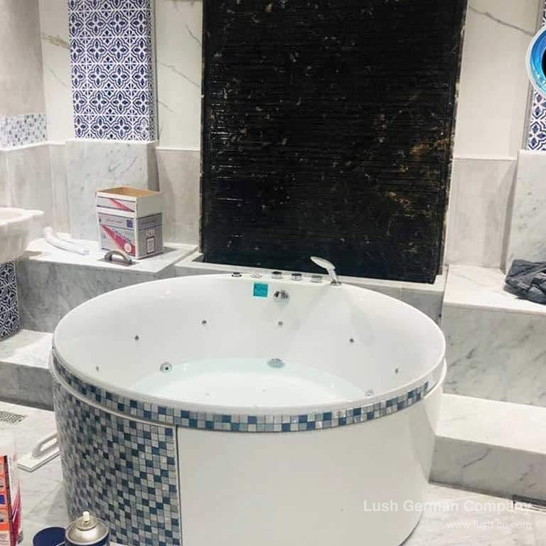 منتجع سبا ملكي متكامل بجاكوزي دائري وجدار شلال مائي — 2